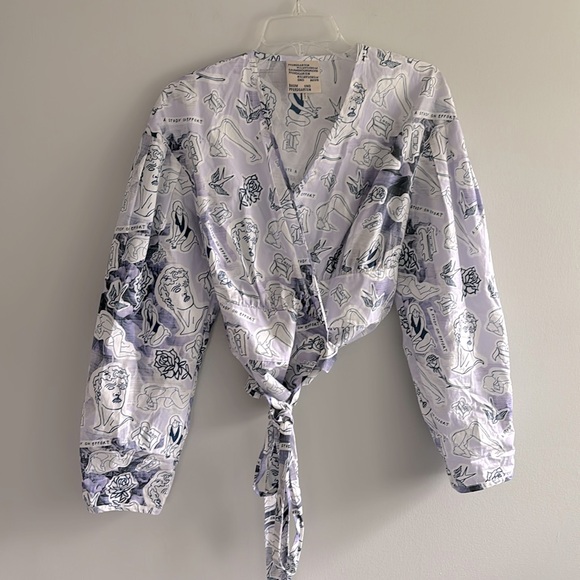 Tuckernuck Tops - Baum und Pferdgarten tattoo blue white print tie wrap blouse